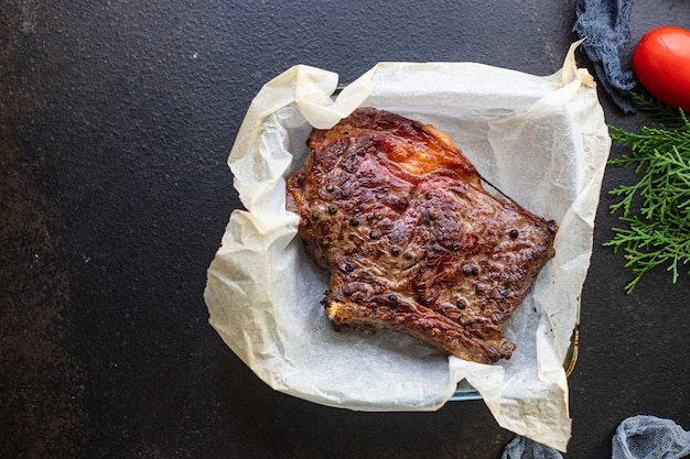bife de lombo de vaca fresco carne de vitela grelhada suculenta e frita mal passada ou média