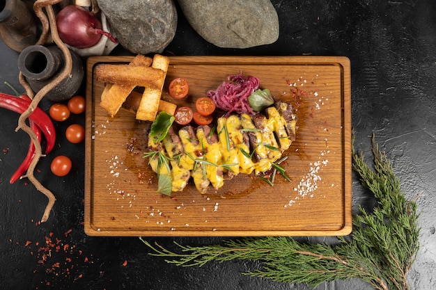 Bife de lombo fatiado com molho de queijo, vegetais e croutons de trigo