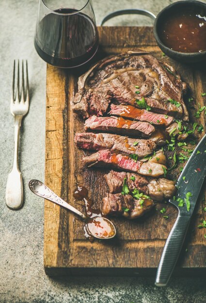 Bife de lombo raro médio grelhado com vinho tinto