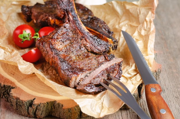 Bife de lombo servido na placa de madeira