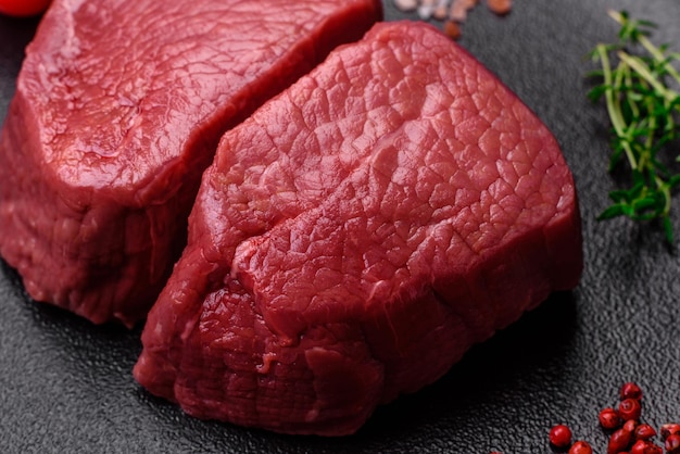 Bife de olho de carne crua redondo com ervas e especiarias de sal