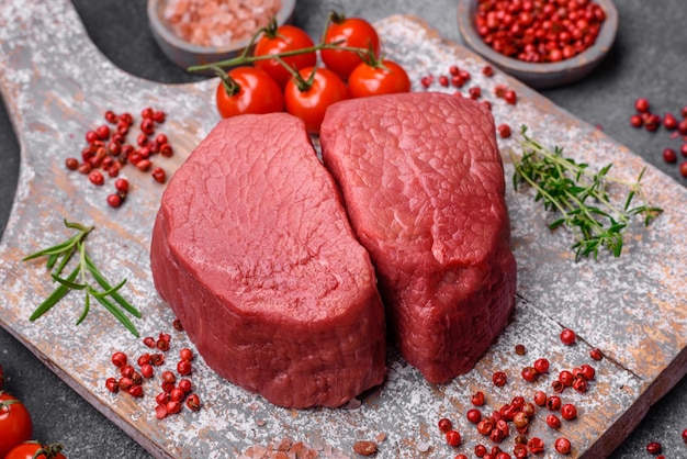 Bife de olho de carne crua redondo com ervas e especiarias de sal