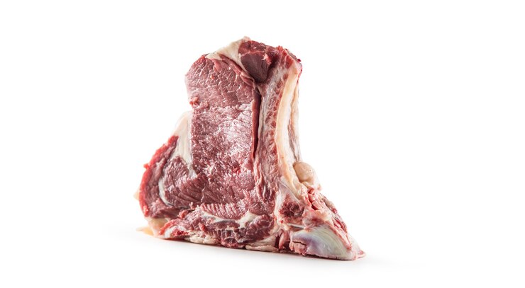 Foto bife de olho de costela com osso isolado no fundo branco.