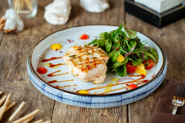 Foto bife de peito de frango grelhado com salada de legumes