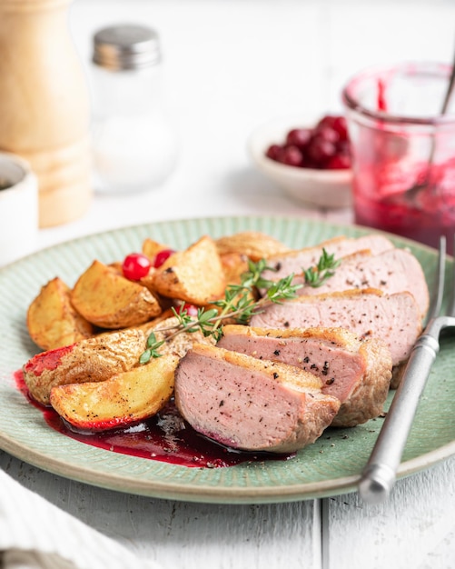 Bife de peito de pato com batatas e molho de frutos silvestres