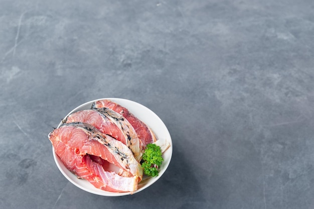 Bife de peixe branco cru perfeito para uma refeição de frutos do mar