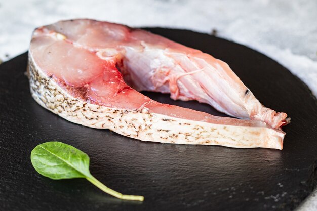 Bife de peixe carpa prateada crua pronta para cozinhar lanche refeição vegetariana saudável