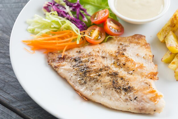 bife de peixe em mesa de madeira