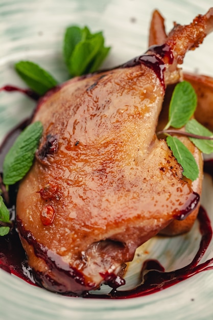 Foto bife de perna de pato assado com molho de laranja