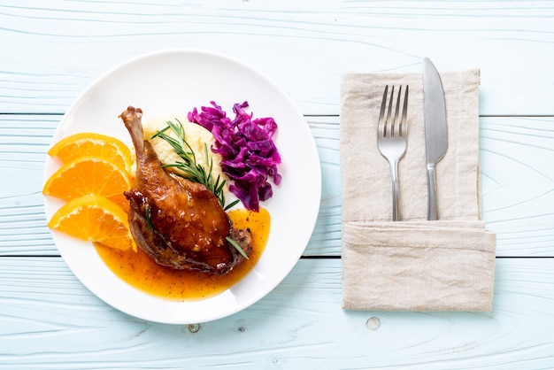 Foto bife de perna de pato com molho de laranja