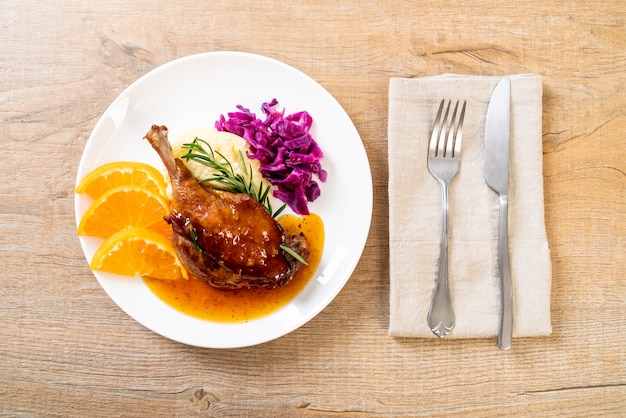 bife de perna de pato com molho de laranja