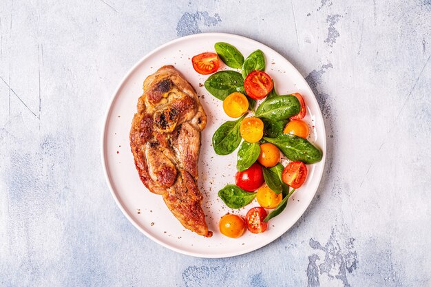 Bife de peru assado com salada