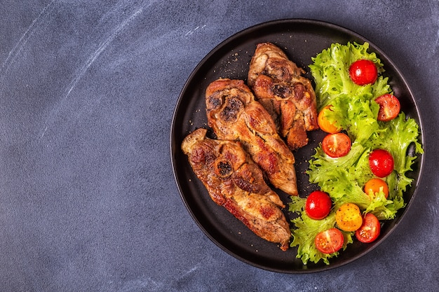 Bife de peru cozido e salada de tomate e alface