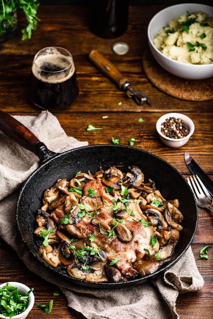 Bife de pescoço de porco frito com cogumelos diferentes