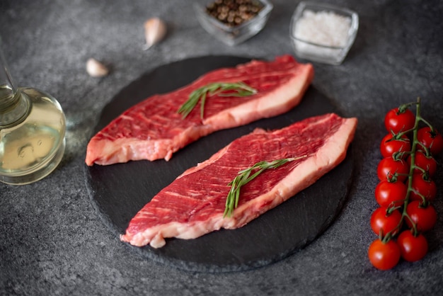 Bife de picanha cru em fundo de pedra com especiarias