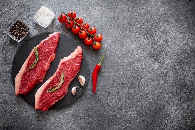 bife de picanha cru em fundo de pedra com especiarias