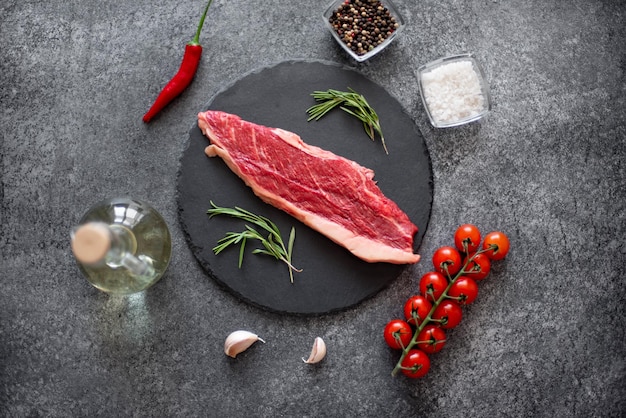 bife de picanha cru em fundo de pedra com especiarias