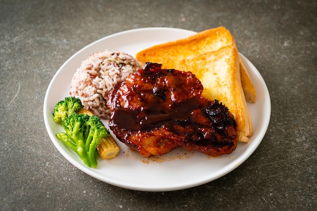 Bife de porco assado com baga de arroz