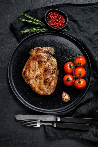 Bife de porco assado com tomates.