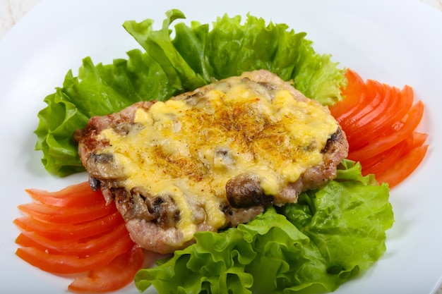 Bife de porco com cogumelos e queijo