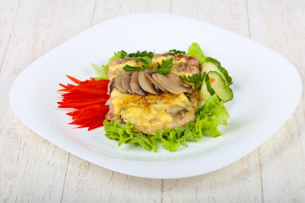 Bife de porco com cogumelos e queijo