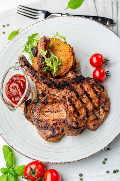 Bife de porco com panquecas de osso e batata