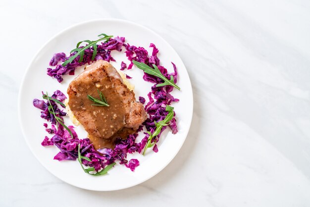 bife de porco com repolho roxo e purê de batatas