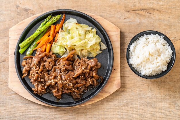 bife de porco fatiado na chapa quente