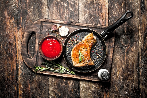 Bife de porco grelhado com molho de tomate