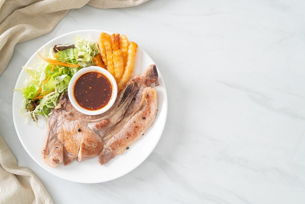 Bife de porco grelhado com molho picante tailandês ou molho jaew - comida de fusão