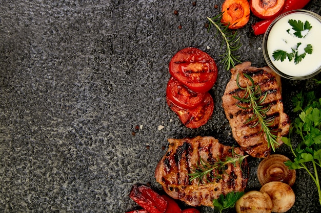 Bife de porco grelhado com uma variedade de legumes grelhados