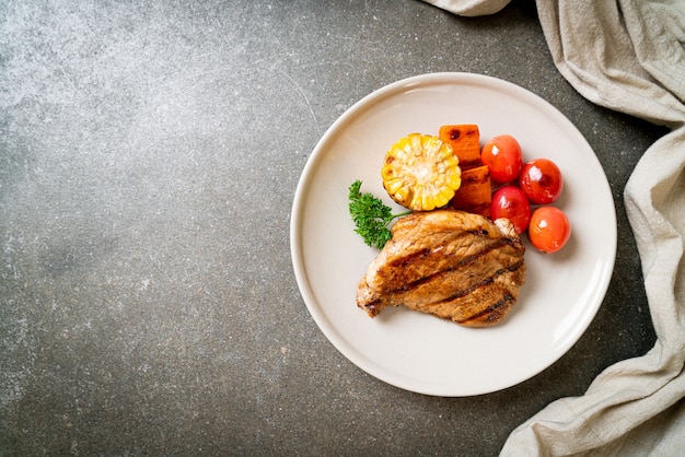 Bife de porco grelhado e grelhado com legumes