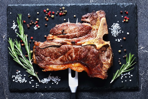 Bife de porterhouse é espetado com garfo de escultura