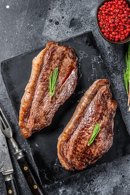 Bife de rampa grelhado em uma tábua de cortar pedra