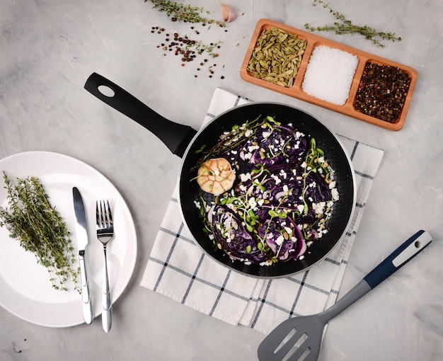 Bife de repolho roxo de comida vegetariana com verduras e alho