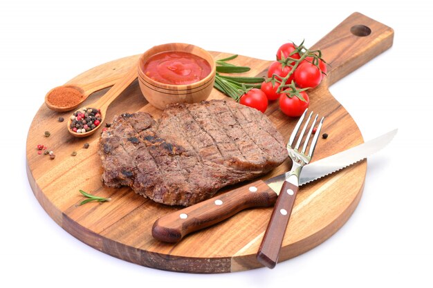 Bife de ribey com especiarias e vegetais isolados