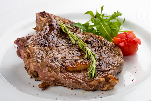 Bife de Ribeye com Alecrim Em Prato Branco