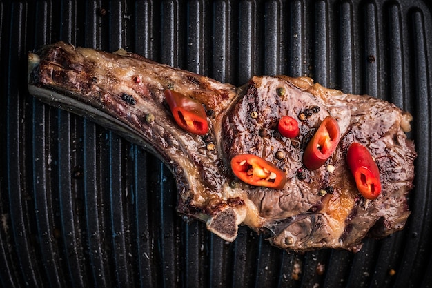 Bife de ribeye com osso grelhado com pimentão