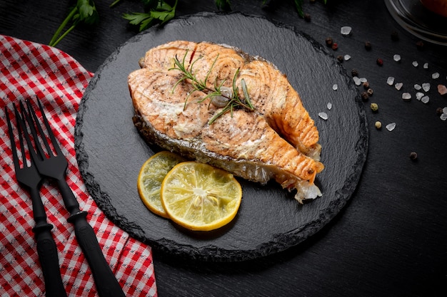 Bife de salmão assado com rodelas de limão