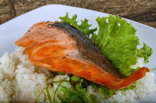 Bife de salmão assado