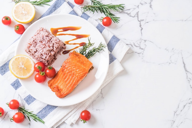 Bife de salmão com arroz de baga