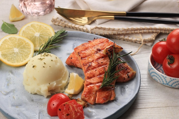 Bife de Salmão com Puré de Batata e Alecrim Limão