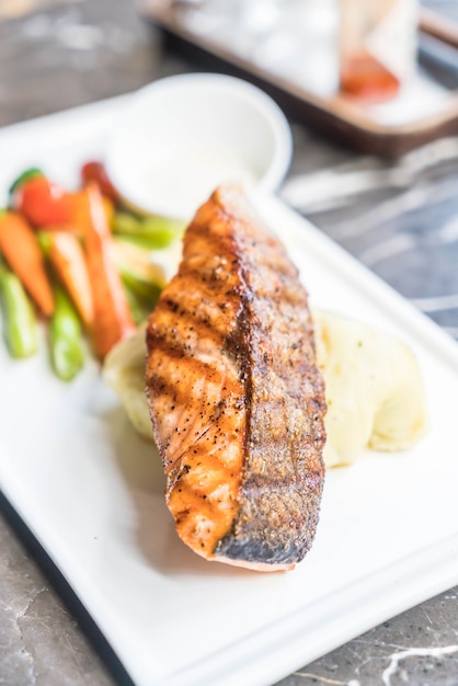 bife de salmão com purê de batata e legumes