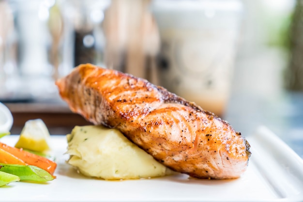 Bife de salmão com purê de batata e legumes