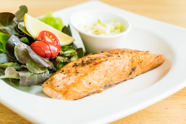 bife de salmão com salada