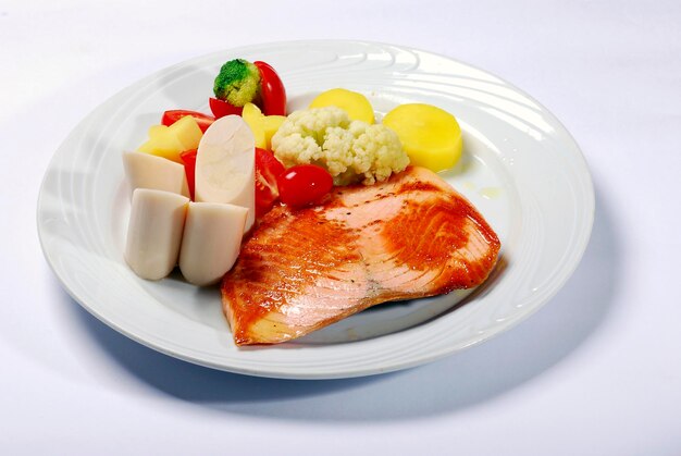 Bife de salmão com salada