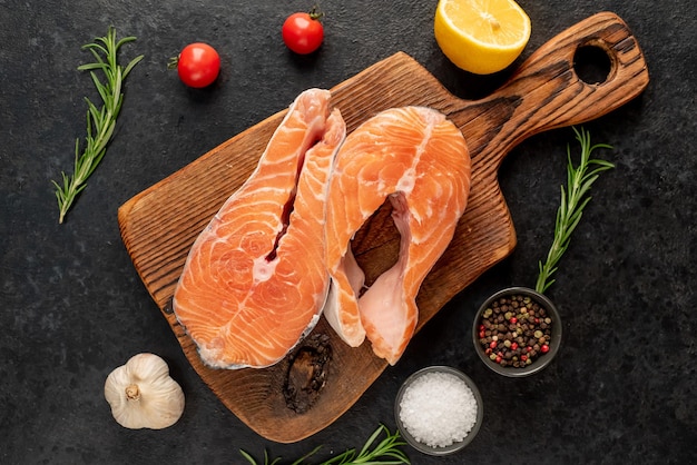 bife de salmão cru em um fundo de pedra