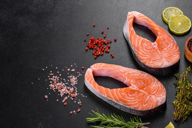 Bife de salmão cru fresco com especiarias e ervas preparadas para assar na grelha. Comida saudável de frutos do mar