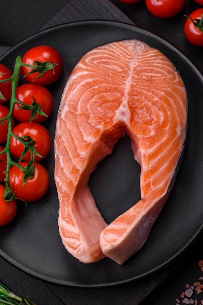 Bife de salmão cru fresco com especiarias e ervas preparadas para assar na grelha