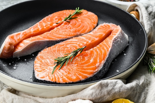 Bife de salmão cru na frigideira